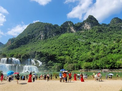 Doanh thu từ khách du lịch đến Cao Bằng đạt 2.430 tỉ đồng