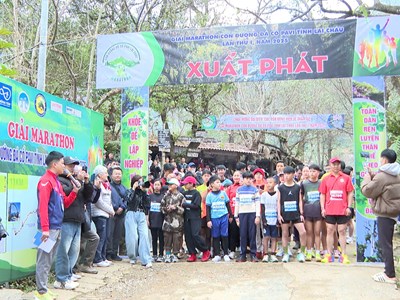 400 VĐV tham dự giải chạy marathon chinh phục con đường đá cổ Pa Vi