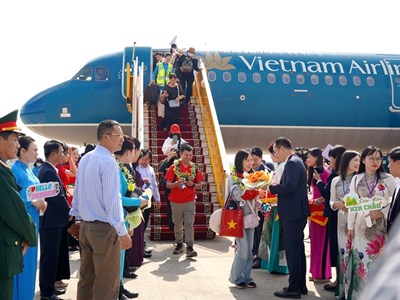 Đón hơn 100 hành khách đầu tiên bay thẳng từ TP. HCM đến Điện Biên