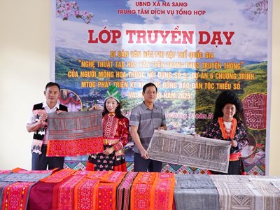  Người Mông hoa ở Na Sang giữ nghề tạo hoa văn trên vải truyền thống