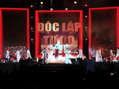 Hào hùng, sâu lắng chương trình nghệ thuật chính luận “Ánh dương“