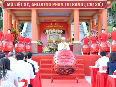 Dâng hương kỷ niệm 64 năm ngày hy sinh của Anh hùng lực lượng vũ trang nhân dân Phan Thị Ràng 