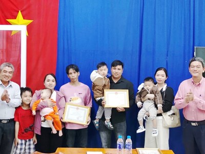 Xã đầu tiên khen thưởng cho 103 hộ gia đình thực hiện tốt chính sách dân số 