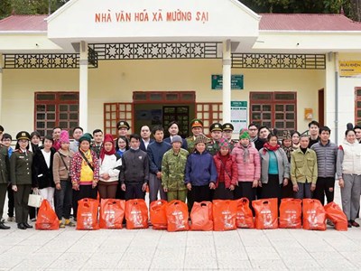 Sơn La: Trao 200 phần quà Tết cho người dân có hoàn cảnh khó khăn