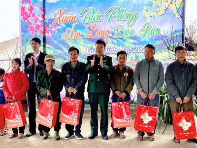 Đồn Biên phòng Sin Suối Hồ tặng quà Tết cho đồng bào vùng biên
