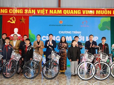 Lai Châu: Trao tặng 100 chiếc xe đạp cho học sinh nghèo vượt khó
