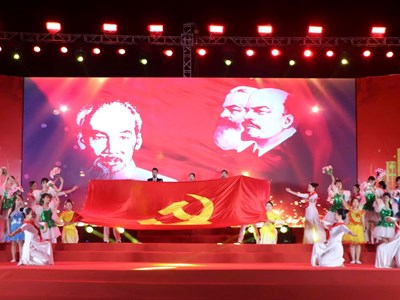 Xúc động tự hào chương trình nghệ thuật “Dâng Đảng tiếng hát mùa Xuân“