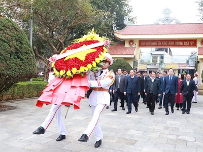 Lai Châu: Dâng hoa, dâng hương Chủ tịch Hồ Chí Minh và viếng các liệt sĩ