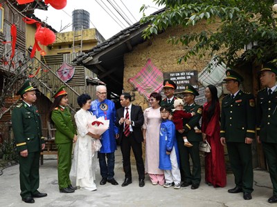 Đón đoàn khách quốc tế đầu tiên “xông đất” Lũng Cú nơi địa đầu Tổ quốc 