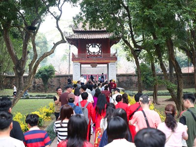 Văn Miếu – Quốc Tử Giám nhộn nhịp “xin chữ” ngày đầu Xuân mới