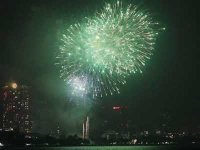 Người dân Hà Nội nô nức xem bắn pháo hoa đêm giao thừa