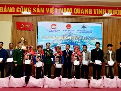 Ấm áp tình quân dân nơi biên giới Thu Lũm