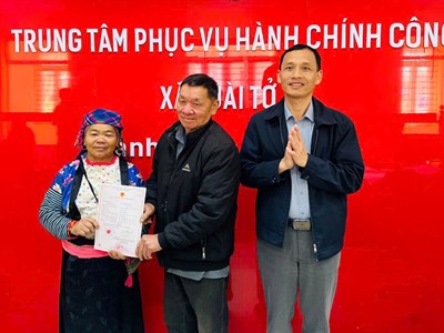 Câu chuyện bình dị, hạnh phúc của cụ ông 68 tuổi và cụ bà 69 tuổi trên đỉnh đèo Pha Đin