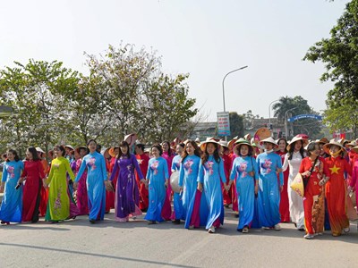 Phụ nữ Điện Biên duyên dáng hưởng ứng “Tuần lễ Áo dài“