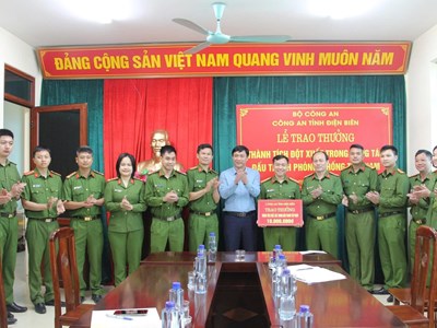 Trao thưởng đột xuất vụ bắt giữ 2 bánh heroin, 6.000 viên ma túy tổng hợp