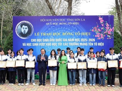 Trao học bổng Tô Hiệu cho học sinh giỏi quốc gia, vượt khó học tốt