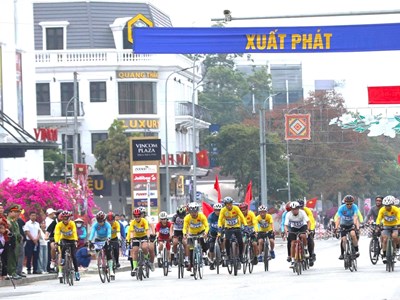 Hơn 700 VĐV tham gia đua xe đạp, chạy việt dã “Về miền hoa ban - Điện Biên Phủ”