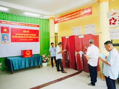 Cử tri đặc khu Thổ Châu đi bỏ phiếu bầu cử sớm