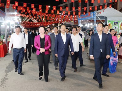 Phó Thủ tướng Phạm Thị Thanh Trà tham quan không gian quảng bá văn hóa, du lịch Điện Biên