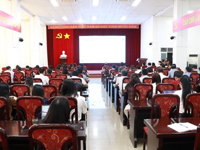 Tập huấn chuyển đổi số toàn diện, lấy người dân và doanh nghiệp làm trung tâm