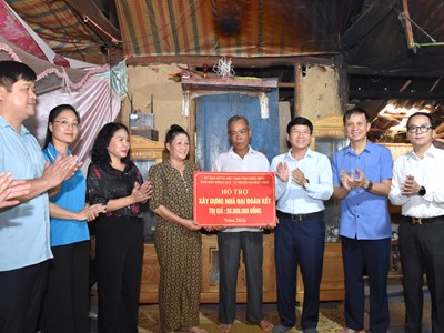 Hỗ trợ làm nhà Đại đoàn kết cho 2 hộ gia đình có hoàn cảnh khó khăn