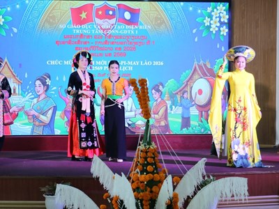 Lưu học sinh Lào tại Điện Biên vui Tết cổ truyền Bunpimay