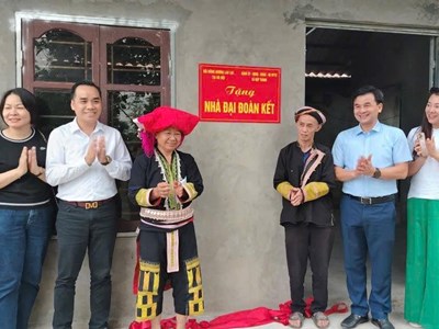 Bàn giao nhà “Đại đoàn kết” cho hộ nghèo xã vùng cao Hợp Thành