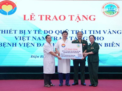 Quỹ Trái tim vàng Việt Nam trao tặng thiết bị y tế trị giá hơn 7,6 tỉ đồng