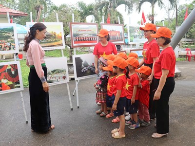 Triển lãm ảnh “Chiến thắng Điện Biên Phủ - Mốc vàng lịch sử”