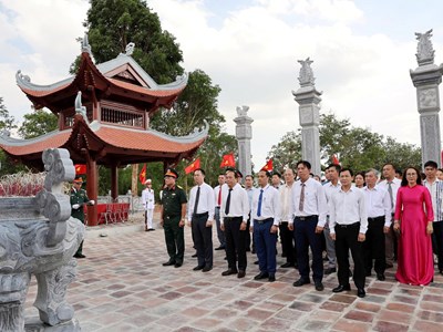 Dâng hương tưởng niệm, tri ân Chủ tịch Hồ Chí Minh và các Anh hùng liệt sĩ
