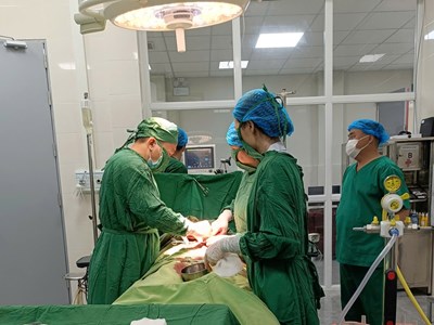 Điện Biên: Y, bác sĩ hiến máu khẩn cấp cứu sản phụ nguy kịch