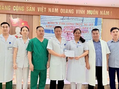 Khen thưởng đột xuất ê kíp cứu sống sản phụ trong tình trạng nguy kịch