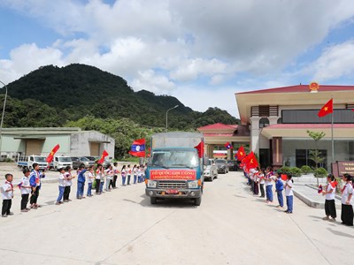 Đón 80 hài cốt liệt sĩ quân tình nguyện Việt Nam từ Lào về nước