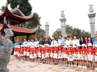 Dâng hương kỉ niệm 136 năm Ngày sinh Chủ tịch Hồ Chí Minh 