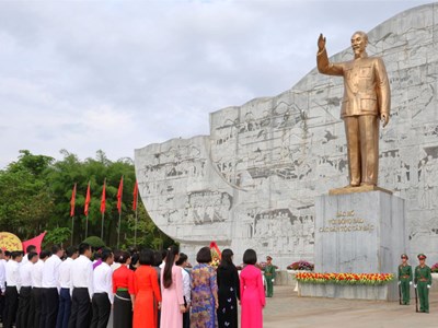 Dâng hoa, dâng hương kỉ niệm 136 năm Ngày sinh Chủ tịch Hồ Chí Minh