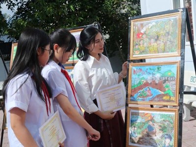 Lan tỏa tình yêu sách đến học sinh Lai Châu qua sắc màu hội họa