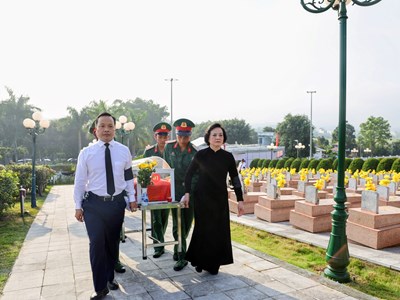 Phó Thủ tướng Phạm Thị Thanh Trà dự lễ truy điệu, an táng hài cốt 9 liệt sĩ tại Điện Biên