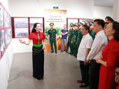 Khai mạc triển lãm ảnh “Từ căn cứ địa Việt Bắc đến Chiến dịch Điện Biên Phủ”