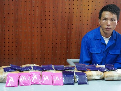 Bắt đối tượng vận chuyển lượng lớn ma túy qua biên giới