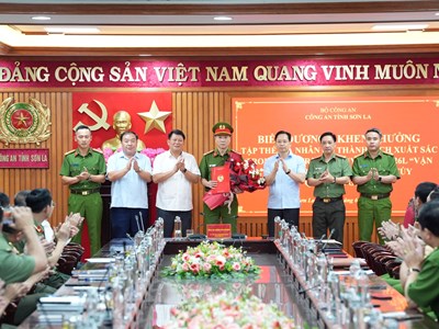 Khen thưởng lực lượng phá thành công chuyên án lớn về ma túy