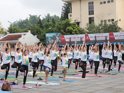 Gần 500 người đồng diễn chào mừng Ngày Quốc tế Yoga tại Điện Biên