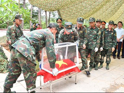 Lai Châu lấy mẫu, số hóa thông tin hài cốt liệt sĩ tại Nghĩa trang Liệt sĩ xã Than Uyên
