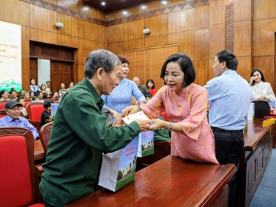 Phó Chủ tịch Quốc hội Nguyễn Thị Thanh trao quà cho gia đình chính sách và học sinh tại Điện Biên