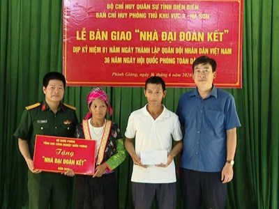 Bàn giao nhà “Đại đoàn kết” cho hộ nghèo xã vùng cao Phình Giàng