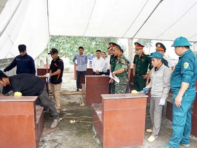 Lấy mẫu ADN hài cốt liệt sĩ chưa rõ danh tính tại Nghĩa trang Liệt sĩ xã Hưng Khánh