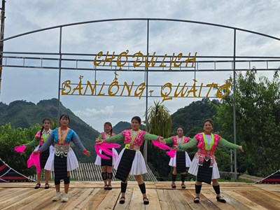 Chợ du lịch bản Lồng - “điểm hẹn” mới của du khách trên đèo Pha Đin