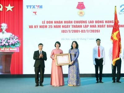Nhà xuất bản Thông tấn đón Huân chương Lao động hạng Ba