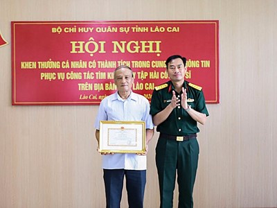 Khen thưởng người cung cấp thông tin giúp tìm thấy 9 hài cốt liệt sĩ tại Bát Xát