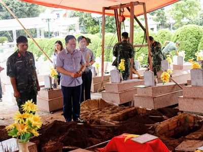 Động viên lực lượng lấy mẫu ADN tại Nghĩa trang Liệt sĩ Him Lam và Tông Khao
