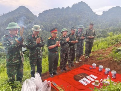  Quy tập 1 hài cốt liệt sĩ và 1 ngôi mộ tập thể tại xã biên giới Minh Tân